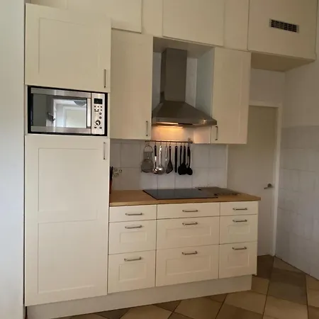 בית נופש Lovely With Garden *