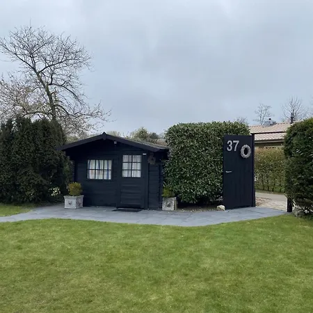 Lovely With Garden בית נופש *