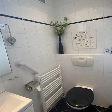 בית נופש Lovely With Garden *