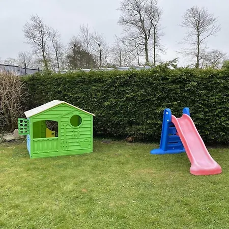 Lovely With Garden בית נופש