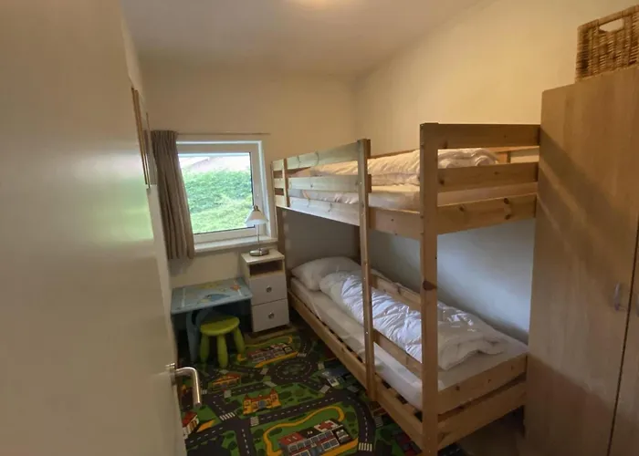 Feriehus Lovely With Garden